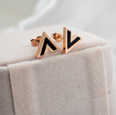 Aretes en V Negro Elegante - Image 7