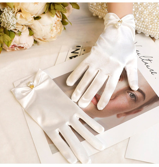 Guantes de Novia Cortos Estilo Audrey Hepburn con Perlas y Satén - Image 13