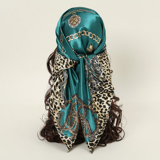 Pañuelo de Satén con Estampado de Leopardo y Cadena Decorativa - Image 16