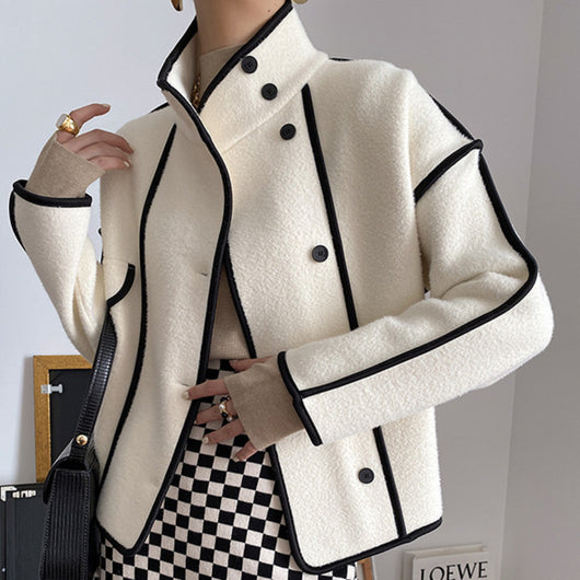 Abrigo Cropped con Cuello Alto y Ribete Contrastante