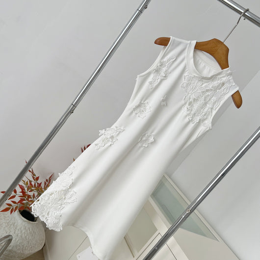 Vestido Falda Blanco con Diseño Calado y Escote Abierto - Image 8