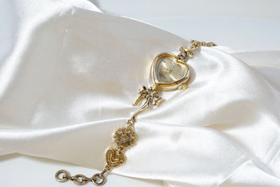 Reloj Pulsera Retro en Forma de Corazón con Diseño de Lazo Dorado y Flores - Image 10