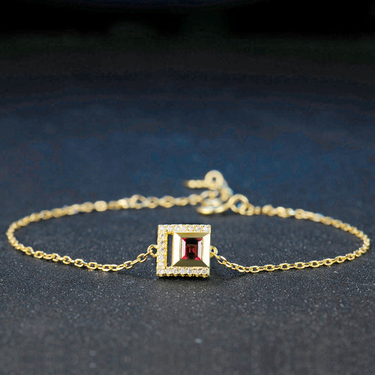 Pulsera de Plata Esterlina con Granate Natural y Detalles Dorados