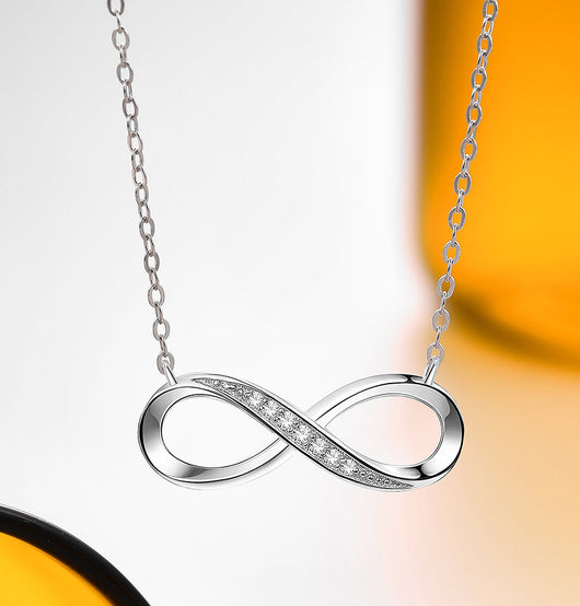 Collar de Plata Esterlina para Mujer con Diseño de 8 Caracteres