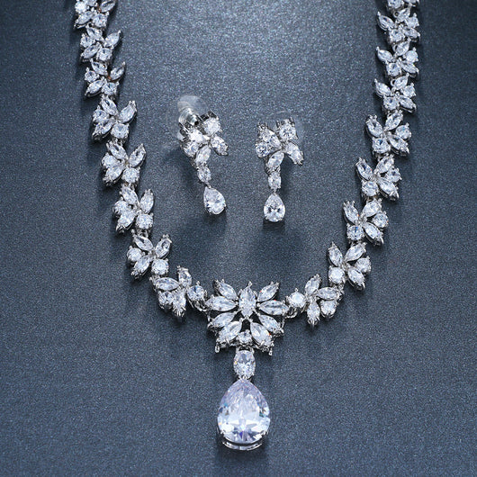 Conjunto de Collar y Aretes de Circón Brillante - Image 3