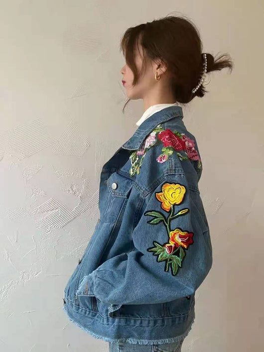 Chaqueta Denim Floral Suelta con Detalles Perforados - Image 4