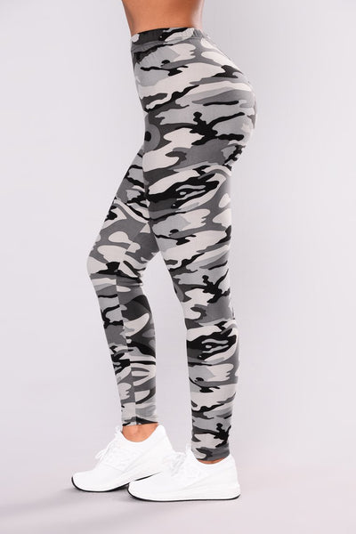 Leggings Casuales con Estampado Camuflaje Gris - Image 4