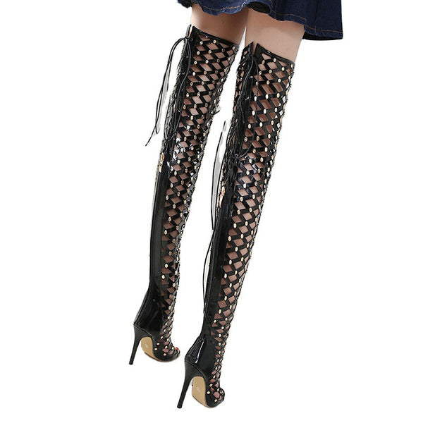 Botas Tacón Alto con Detalles Metalizados y Cortes Decorativos