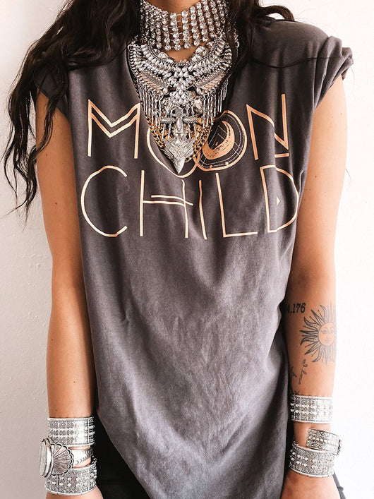 Playera Holgada Moon Child con Hombros Caídos y Estampado de Letras