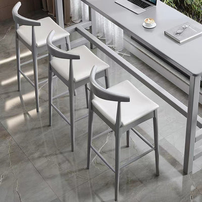 Taburete Minimalista Nórdico en Madera Maciza con Detalles en Cuerno - Image 4
