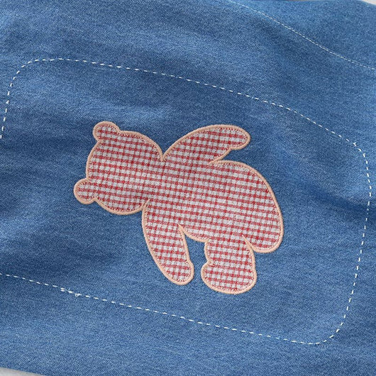 Pantalón Cropped Denim Patchwork Estilo Universitario con Bordado de Oso - Image 11