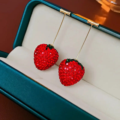 Aretes de Fresa Roja con Diseño Moderno - Image 3