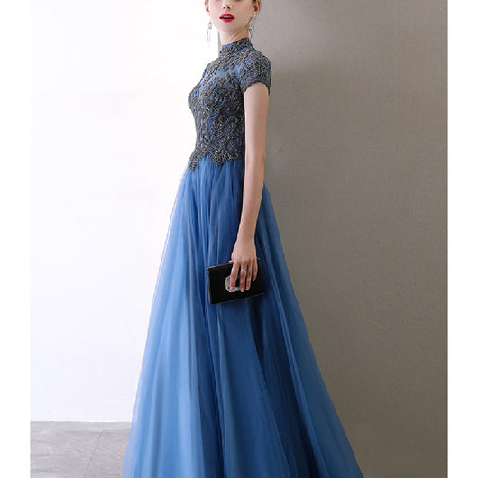 Vestido de Noche Azul con Cuello Alto y Vuelo Elegante - Image 7