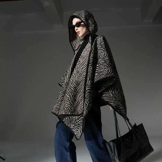 Capa Sudadera Negra con Patrón Moderno