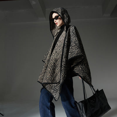 Capa Sudadera Negra con Patrón Moderno