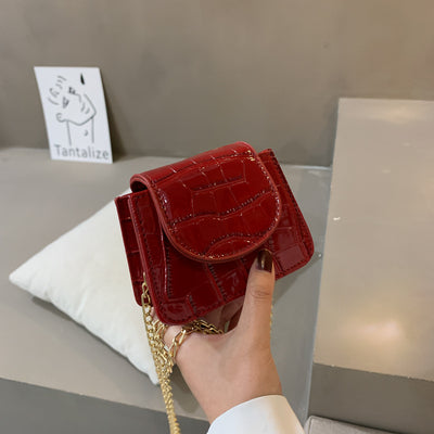 Bolsa Bandolera de Cuero Texturizado con Cadena Versátil - Image 3
