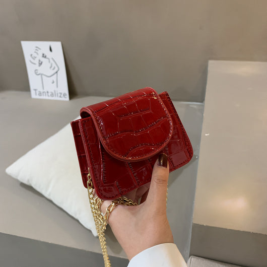 Bolsa Bandolera de Cuero Texturizado con Cadena Versátil - Image 3