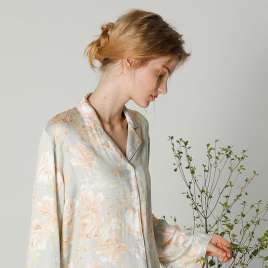Conjunto de Satén Verde con Flores para Dama - Image 4