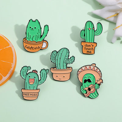 Pin Accesorio de Cactus Bailarín con Insignia Dorada 'M'