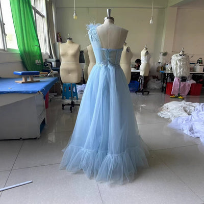 Vestido de Novia Azul Asimétrico con Detalles de Plumas - Image 5