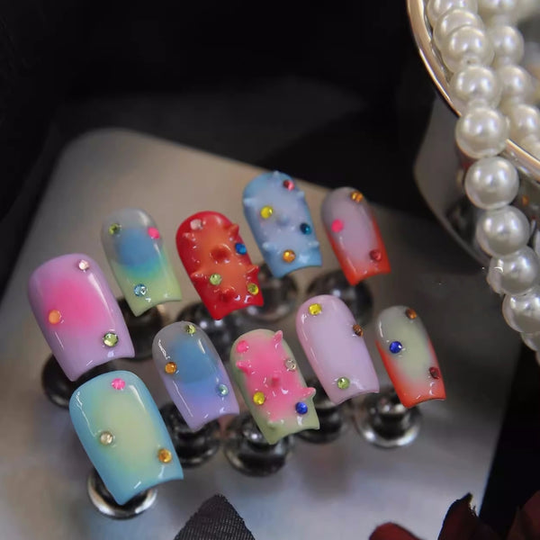 Colección Francesa de Accesorios Artesanales con Diseño Único y Colorido