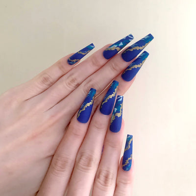 Uñas Postizas con Efecto Mármol Azul Flama