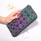 Cartera Larga para Mujer con Diseño Geométrico y Cierre Luminoso