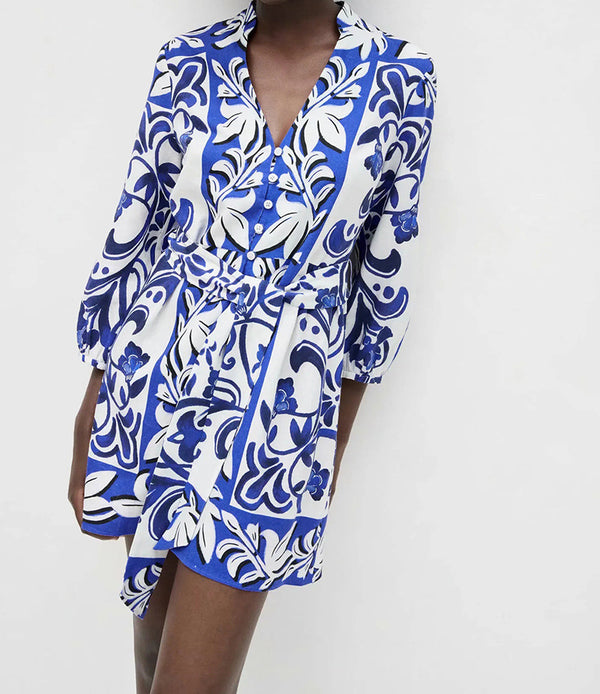 Vestido Camisero Azul y Blanco Porcelana con Solapa y Drapeado en Cintura