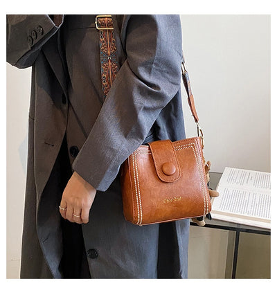 Bolsa Mensajera Retro con Textura Premium - Image 15