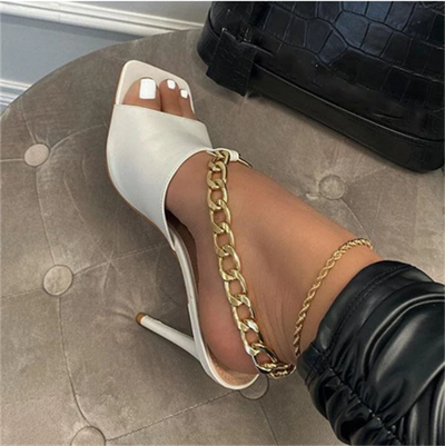 Tacones Altos Metalizados con Punta Cuadrada y Cadena Decorativa - Image 8