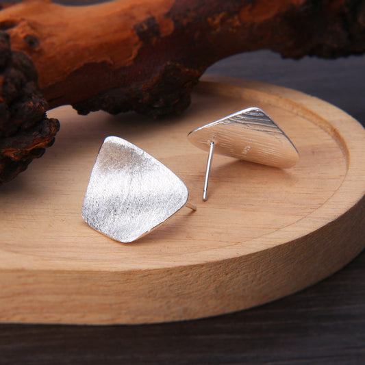 Aretes Cuadrados Frosted Cepillados con Tachuelas - Image 2