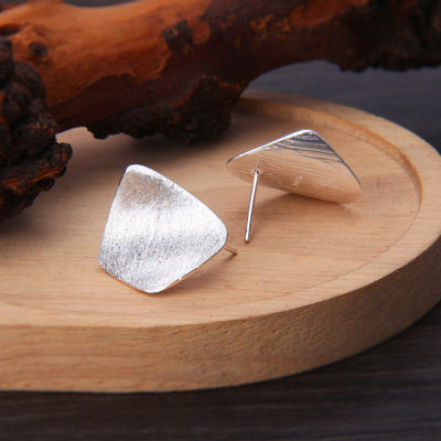 Aretes Cuadrados Frosted Cepillados con Tachuelas - Image 2