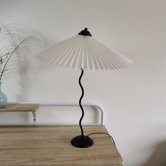 Lámpara Vintage de Mesita de Noche con Diseño Plisado Clásico - Image 2