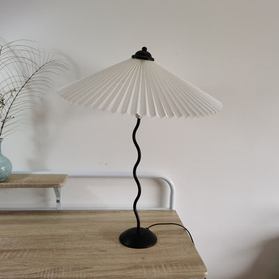 Lámpara Vintage de Mesita de Noche con Diseño Plisado Clásico - Image 2