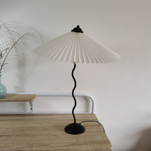 Lámpara Vintage de Mesita de Noche con Diseño Plisado Clásico - Image 2