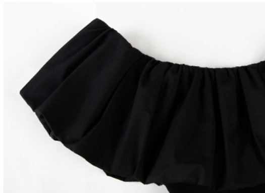 Vestido Negro Elegante con Volante y Hombro Descubierto - Image 7