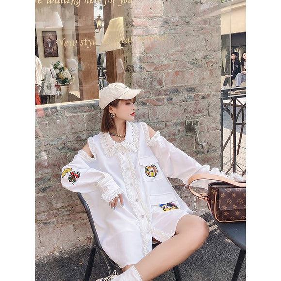 Blusa Suelta Hombros Descubiertos con Bordado y Distintivo