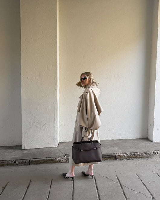 Gabardina Larga Beige con Cinturón y Capa - Image 19