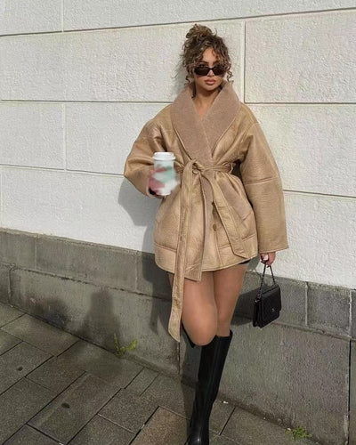 Abrigo Elegante para Mujer con Cinturón y Cuello de Piel Sintética - Image 3