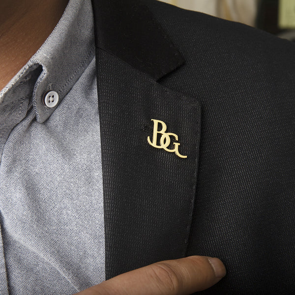 Broche de Solapa Doble Letra para Traje Ejecutivo - Image 4