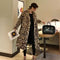 Abrigo Largo Estampado Leopardo para Mujer - Diseño Minimalista y Versátil
