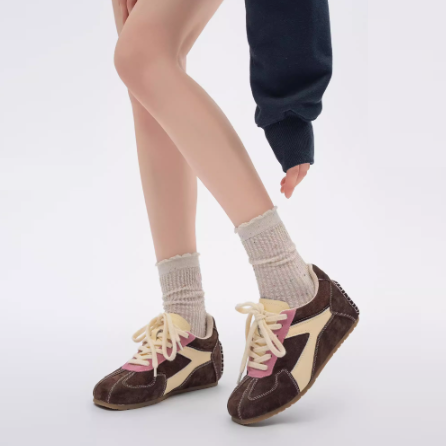 Zapatillas Retro Deportivas de Cuero con Tacón Oculto - Estilo Vintage Alemán para Mujer