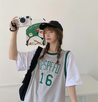 Playera Universitaria Oversize de Manga Media - Básico Versátil para Estudiantes