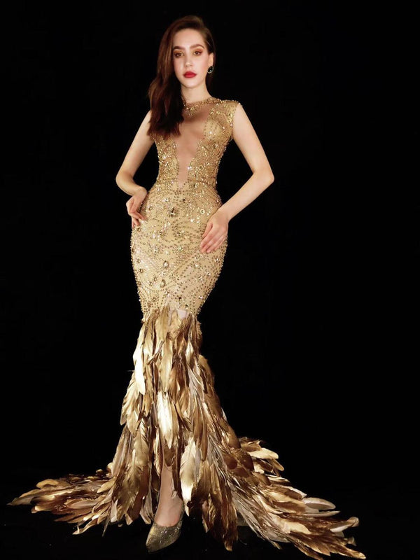 Vestido de Noche Elástico con Plumas Doradas y Cristales Brillantes
