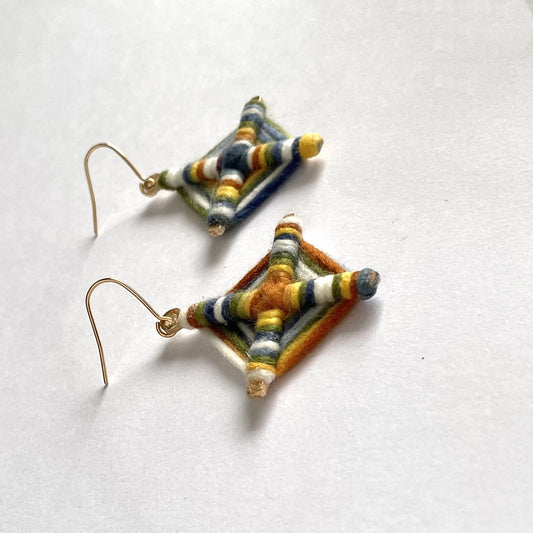 Aretes Tejidos Diamante Tonos Morandi Hechos a Mano - Image 2
