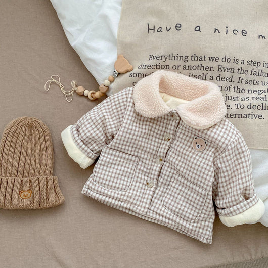 Abrigo Acolchado Infantil Estilo Coreano a Cuadros con Osito - Chaqueta Térmica para Niños y Niñas - Image 3