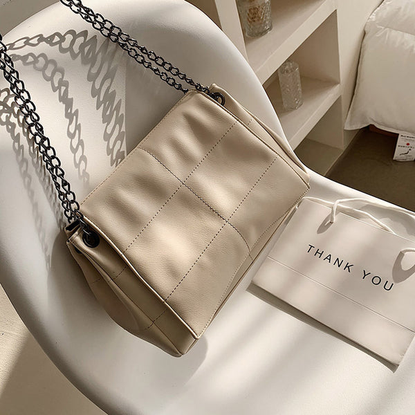 Bolso de Hombro en Cuero Suave con Detalles Bordados