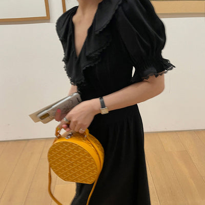 Vestido Negro con Volantes y Cuello en V Doble Plisado - Image 4