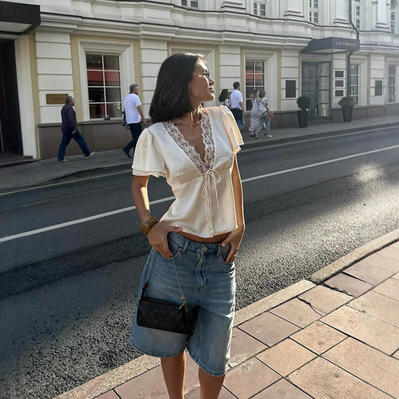 Blusa Ajustada con Escote V y Detalles de Encaje
