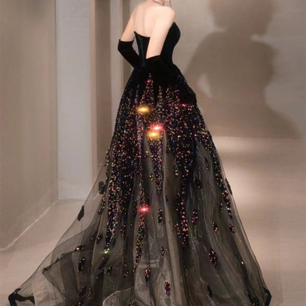 Vestido de Noche Escotado con Elegancia y Temperamento